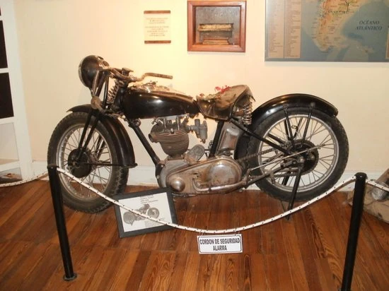 La Poderosa es la famosa moto del Che. Está en un museo en Córdoba.