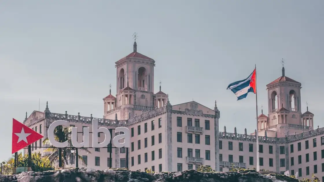 Hotel Nacional de Cuba en La Habana con la bandera cubana ondeando