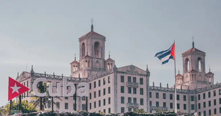Hotel Nacional de Cuba en La Habana con la bandera cubana ondeando