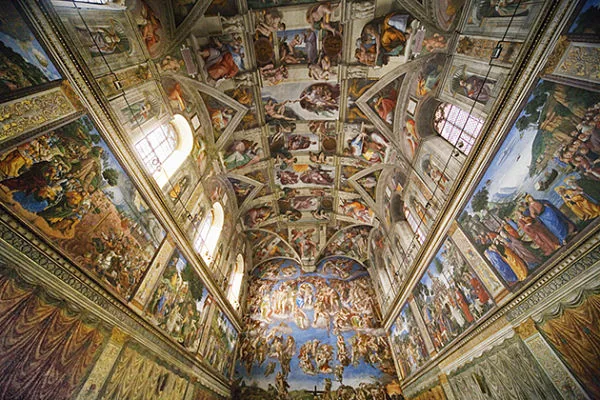 Techo de la Capilla Sixtina con frescos de Miguel Ángel