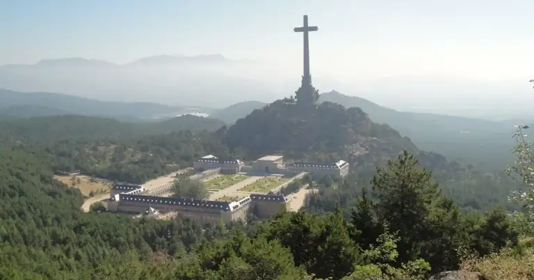 Inmensa cruz del valle de los caidos arriba y abajo la basilica