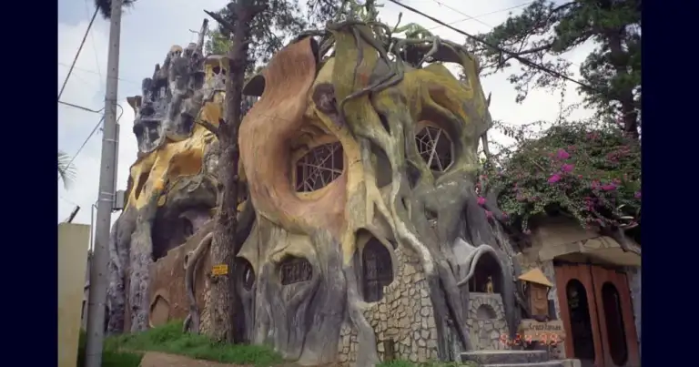 Casa con formas onduladas y aberturas circulares mostrada en pantalla de video