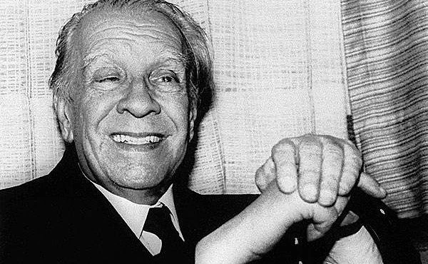 Retrato en blanco y negro de hombre adulto sonriendo