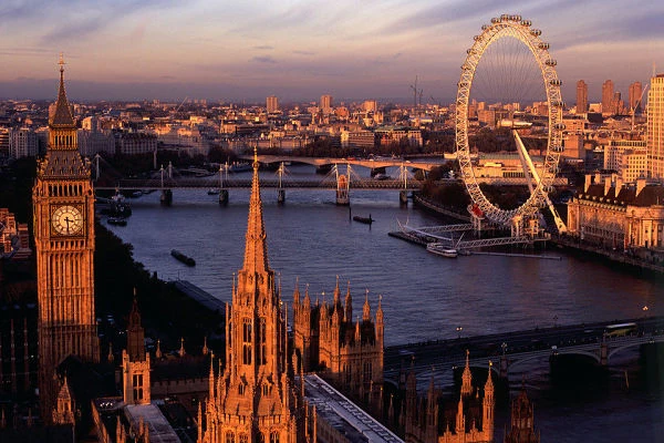 Horizonte de Londres al atardecer mostrando Big Ben, Parlamento y London Eye