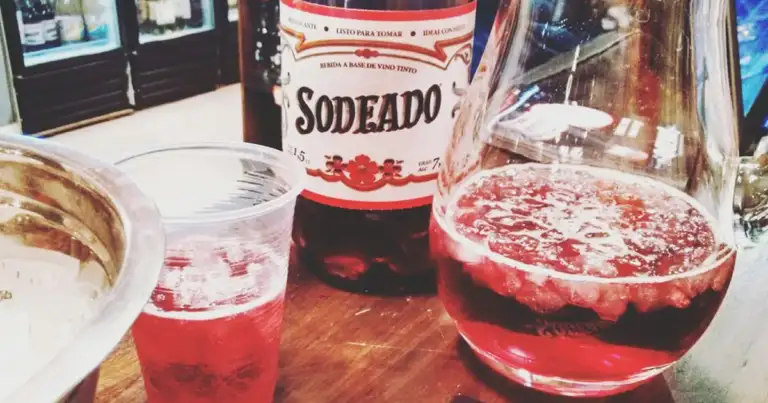 Botella y copa de Sodeado, bebida de vino con soda