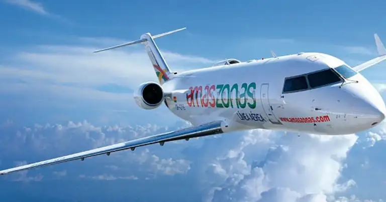 Avión Amaszonas volando sobre nubes