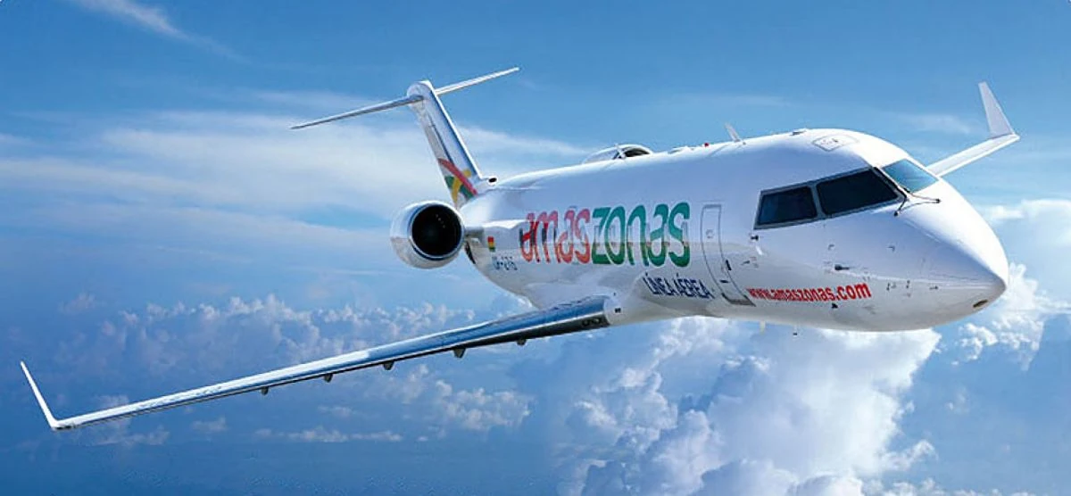 Avión Amaszonas volando sobre nubes
