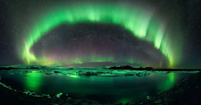 Aurora boreal en Islandia. Se ve en el cielo un circulo verde