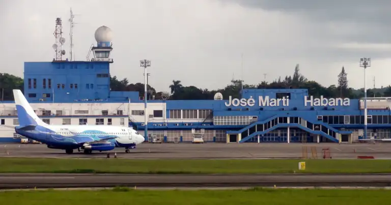 Aeropuerto José Martí en La Habana con avión azul estacionado