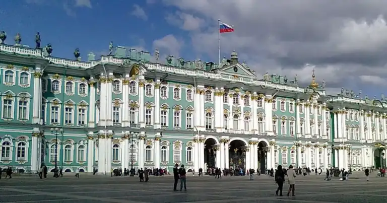 Palacio neoclásico con columnas y fachada verde y blanca