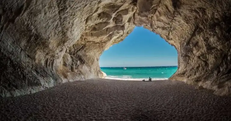 cueva sobre el mar en Cerdeña
