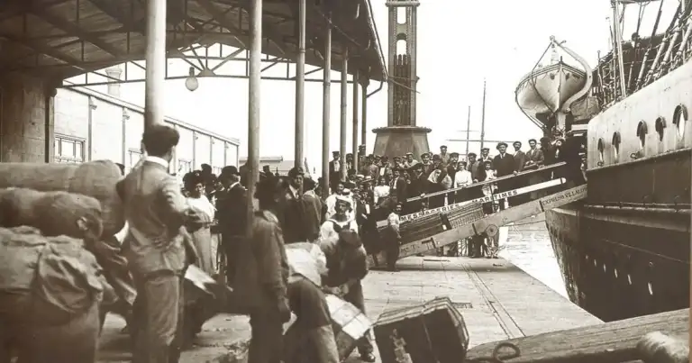 Fotografía histórica en blanco y negro de personas en puerto o muelle