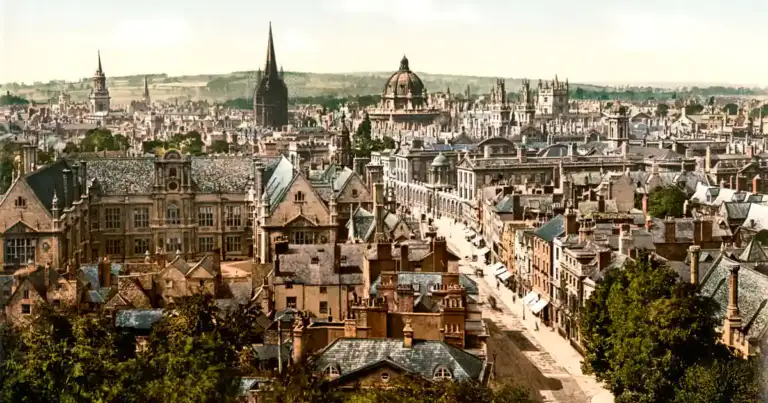 Panorama de ciudad con torres góticas, iglesia y arquitectura medieval