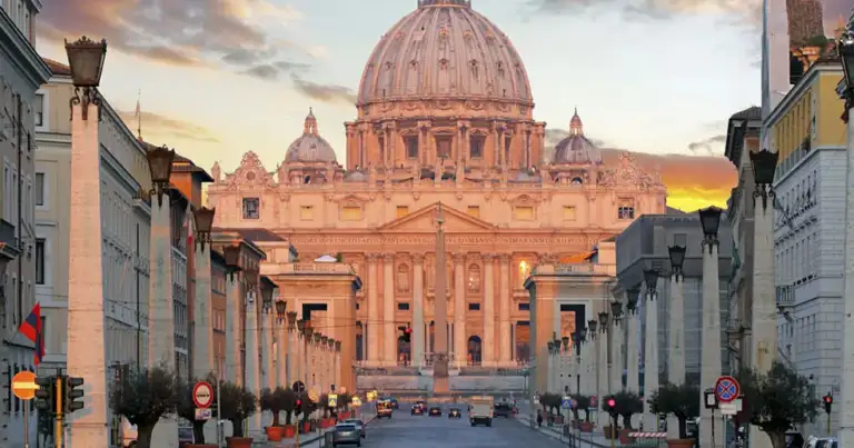 Basílica de San Pedro vista desde calle con fachada renacentista