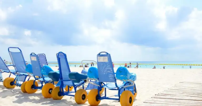 Sillas de ruedas anfibias especiales en arena de playa