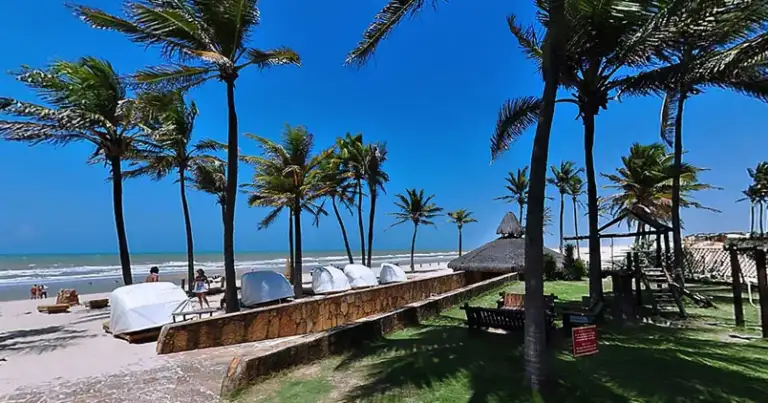 Resort con piscina, palmeras y acceso a playa de arena blanca