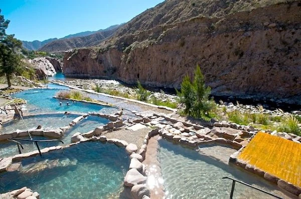 Termas en San Juan Argentina con piscinas naturales de aguas termales en la montaña