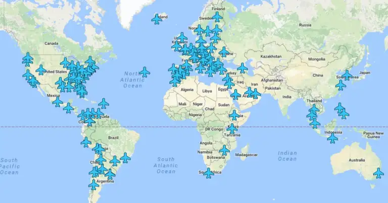 Mapa mundial con iconos de avión indicando rutas aéreas