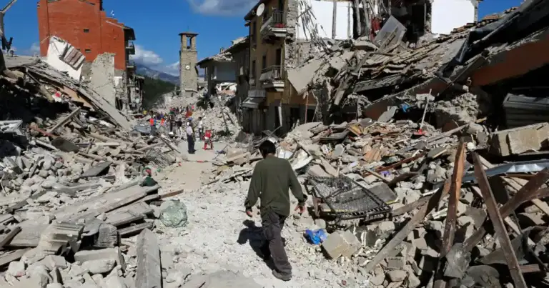 Edificios derrumbados por terremoto con escombros en la calle