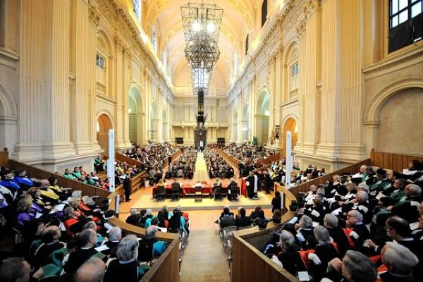 Interior neoclásico lleno de visitantes con columnas amarillas
