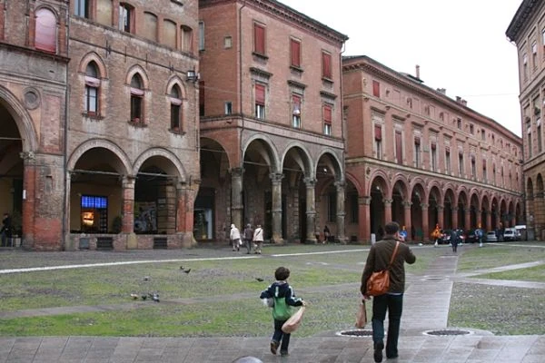 Edificios con arcadas y pórticos en plazuela empedrada