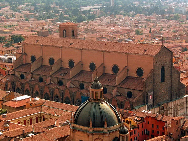 Basílica de ladrillo con cúpula negra vista desde arriba