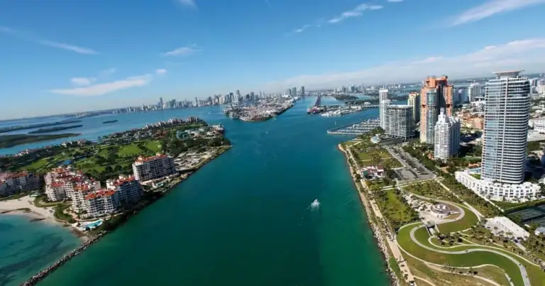Vista aérea de Miami con puentes, boca de agua y playas