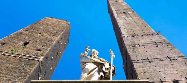 Dos torres medievales de piedra contra cielo azul