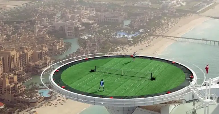 Cancha de fútbol elevada sobre ciudad con vista de playas