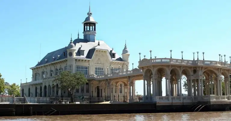 Edificio colonial entre árboles en paisaje de delta