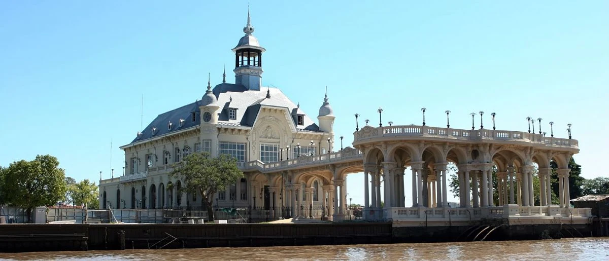 Edificio colonial entre árboles en paisaje de delta