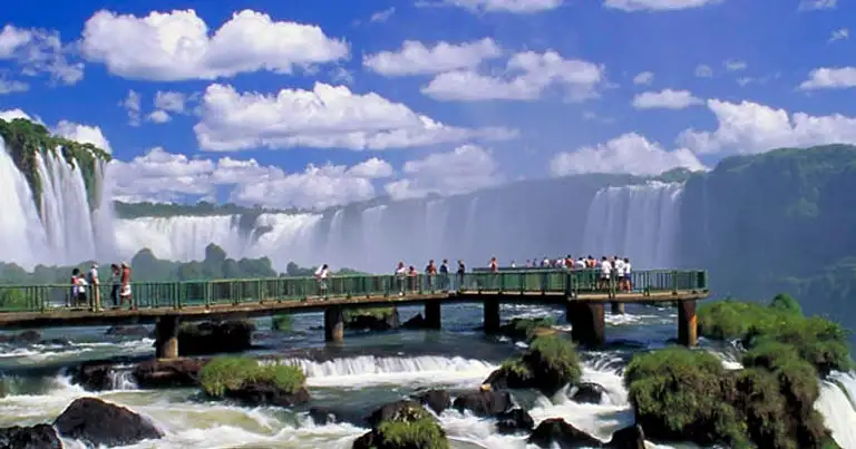 Cataratas Iguazú con pasarela de visitantes y rocas
