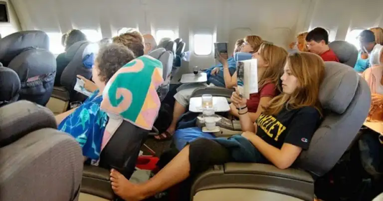 Interior de avión con pasajeros sentados en asientos