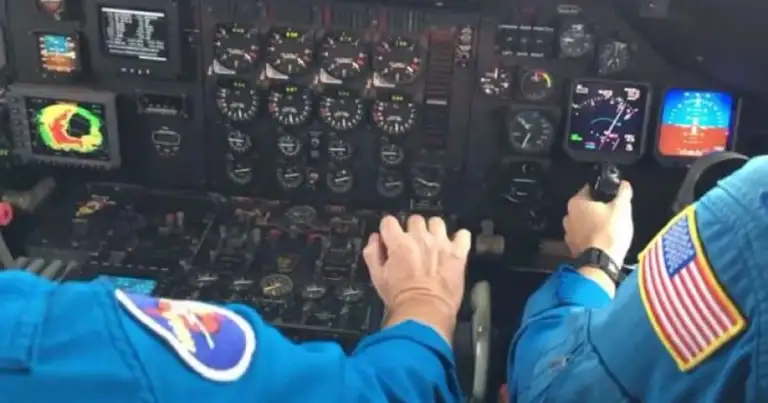Manos de piloto en controles de cabina de mando