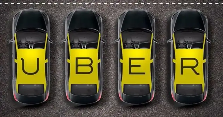 Autos amarillos vistos desde arriba formando palabra UBER