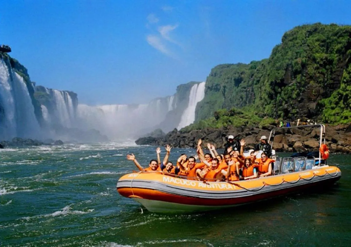 Turistas en bote Macuco Safari frente a las Cataratas del Iguazú