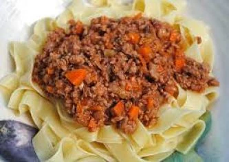 Pasta tagliatelle con ragú de carne molida