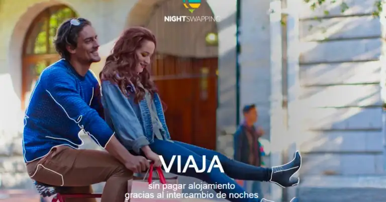 Pareja sonriente en bicicleta junto al texto «Viaja sin pagar alojamiento» y el logo Nightswapping