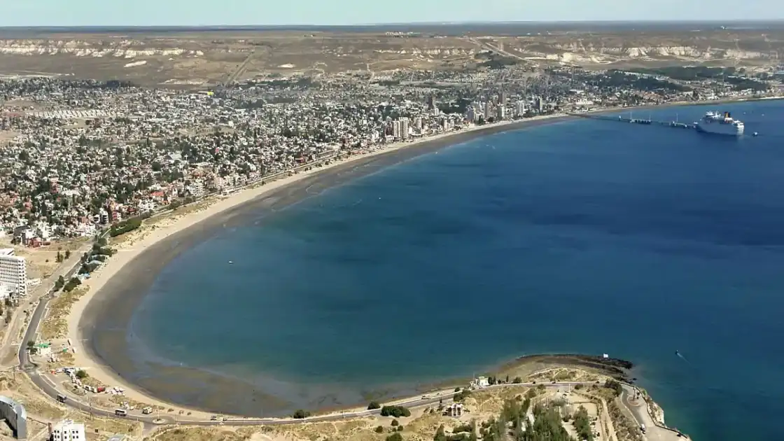 Vista aérea de bahía semicircular con playas y ciudad