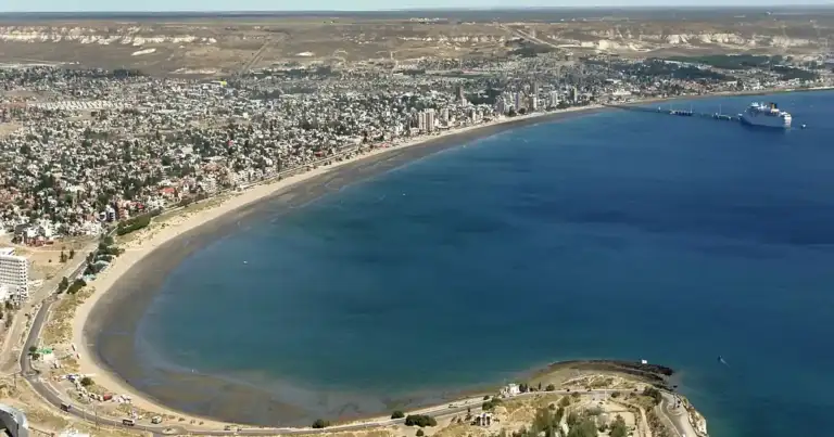 Vista aérea de bahía semicircular con playas y ciudad