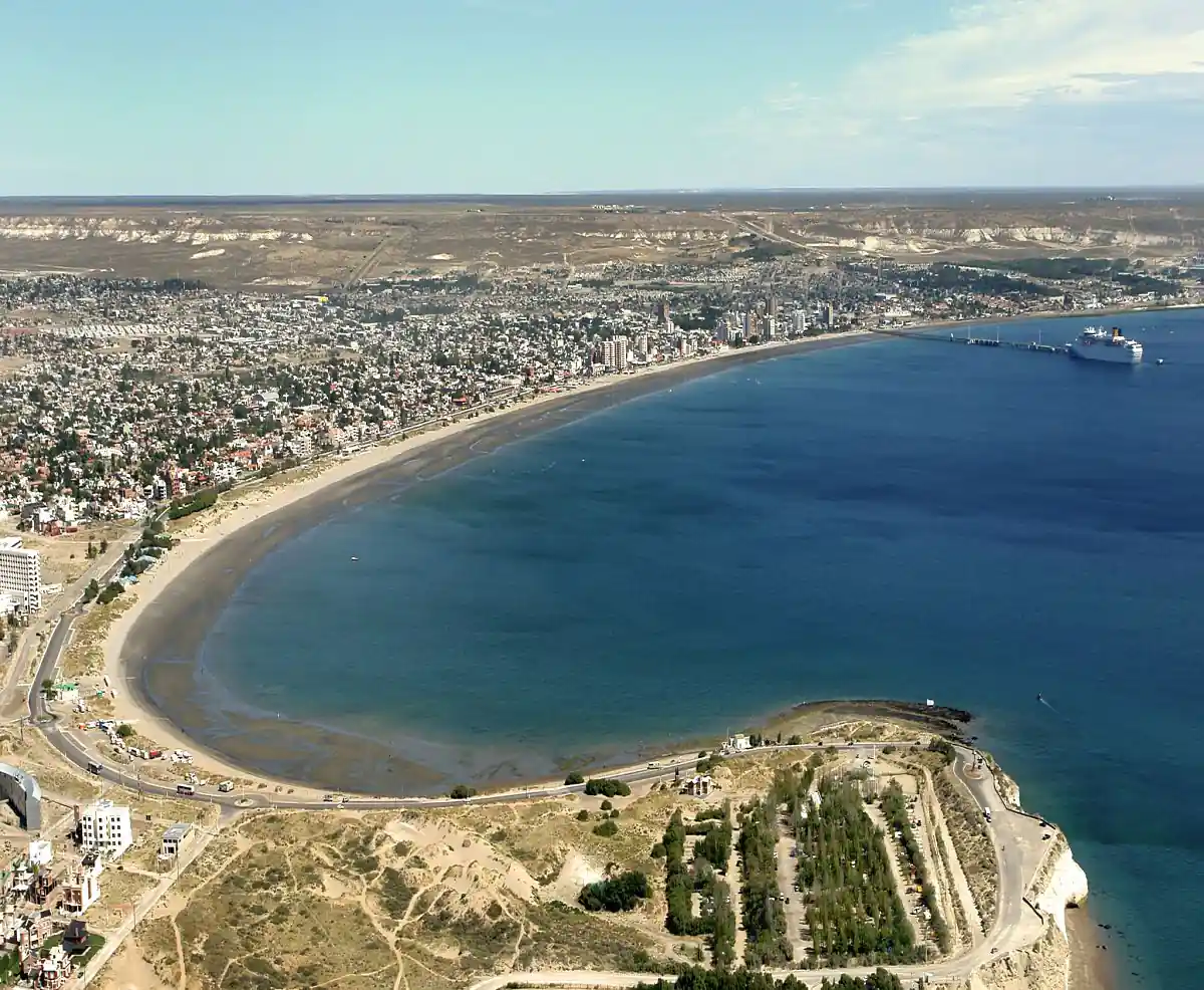 Vista aérea de bahía semicircular con playas y ciudad