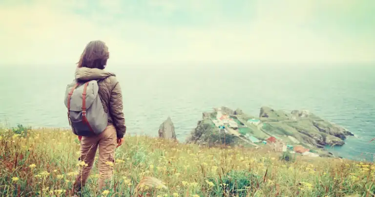 joven con mochila en medio de la naturaleza