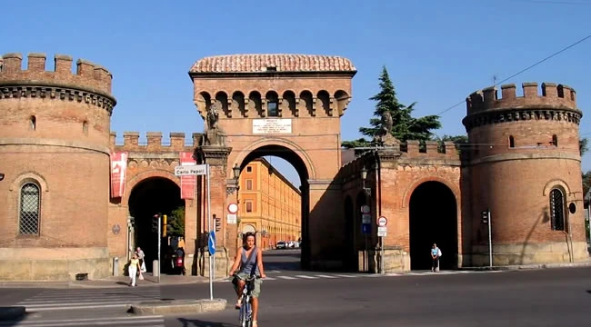 Puerta de muralla antigua roja de arquitectura medieval