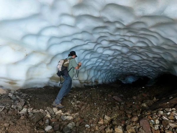Excursionistas recorriendo el interior del túnel de hielo de Esquel