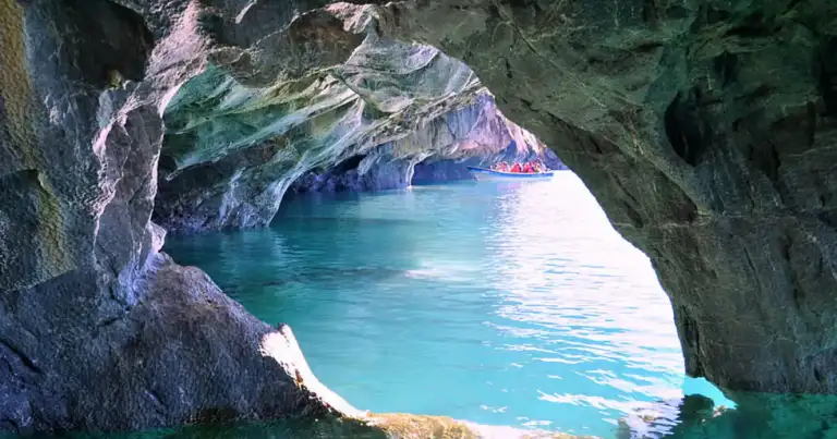 Cueva de mármol con agua azul turquesa, vista desde adentro de la caverna