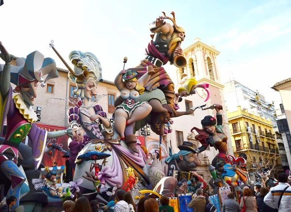 Las Fallas de Valencia Monumento fallero de cartón-piedra iluminado en las calles de Valencia