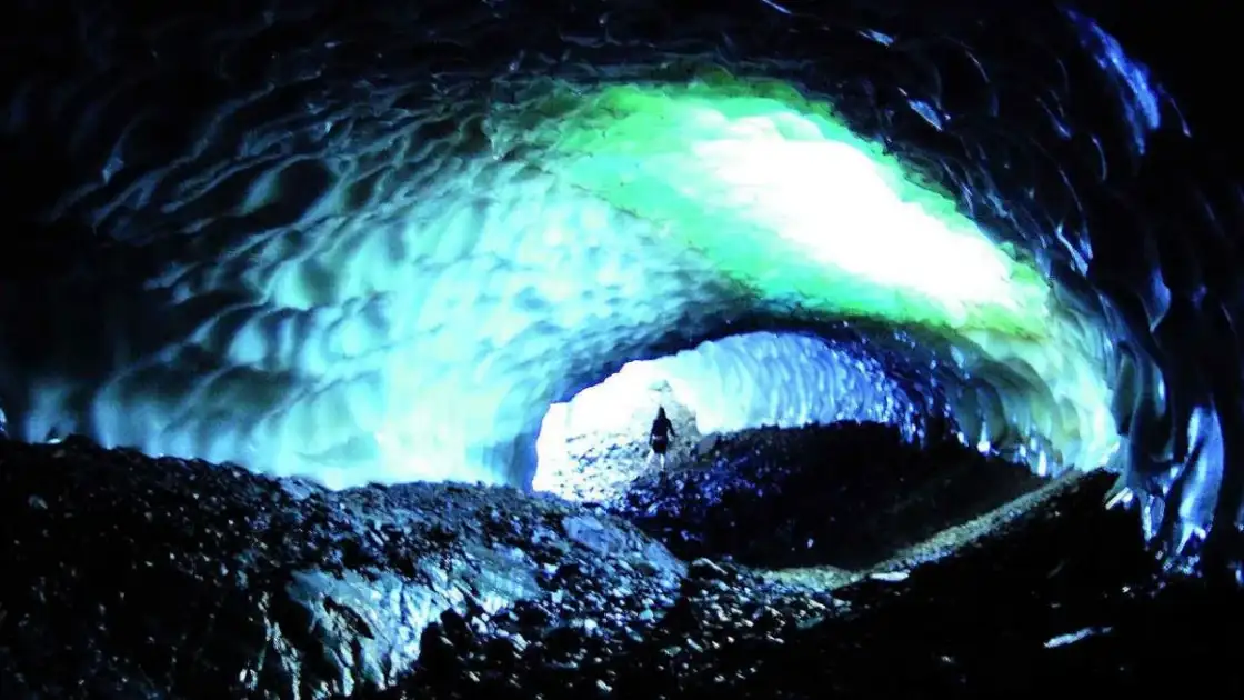 Esquel: la magia de viajar al interior del hielo en verano