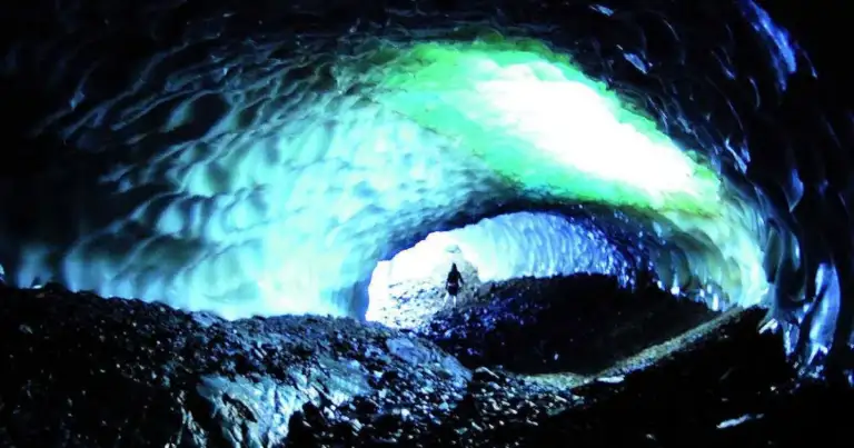 Esquel: la magia de viajar al interior del hielo en verano