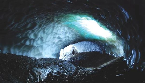 Interior del túnel de hielo del cerro La Torta, cerca de Esquel, con el techo de hielo iluminado por la luz del sol