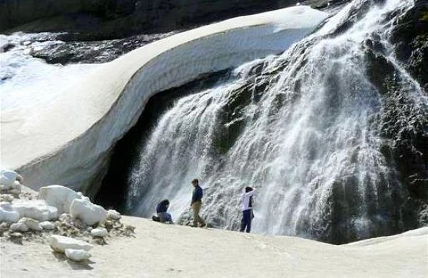 Boca del túnel de hielo al pie de la cascada del arroyo Irigoyen, en el cerro La Torta